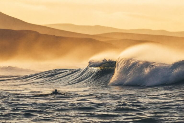 Mejor época para surfear en Marruecos: olas de invierno al atardecer cerca de Aghroud